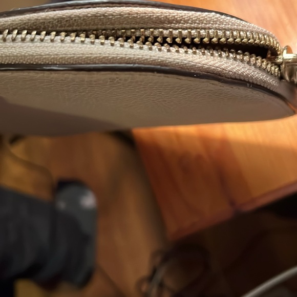 Kate Spade Wristlet in Pre Loved condition. It does have a bit of wear. - Picture 6 of 9